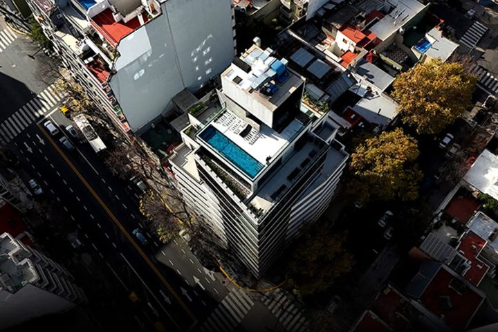 Vista cenital de un edificio con pileta en la terraza