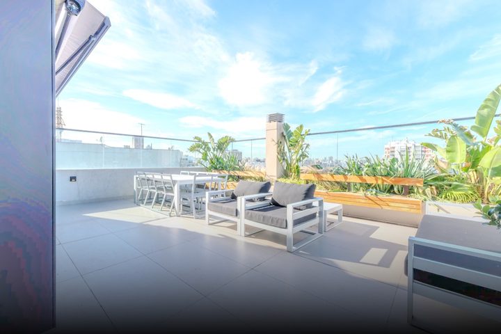 Terraza común con comedor exterior