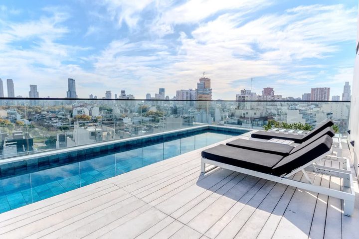 Pileta de un rooftop con el skyline de fondo