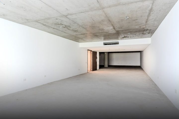 Local en obra gruesa con la losa de hormigón a la vista