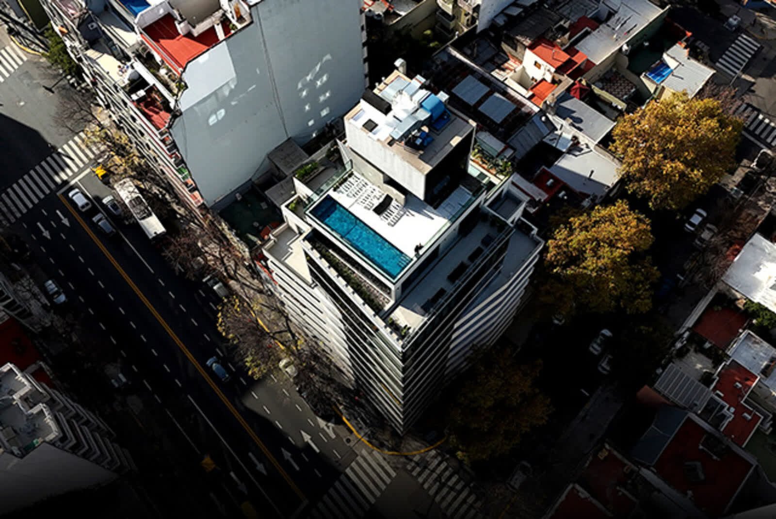 Toma aérea de edificio con piscina en Palermo