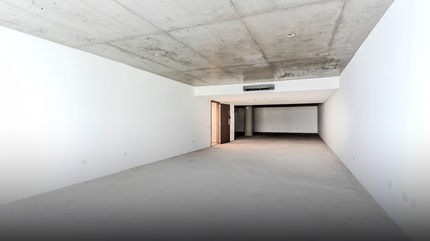 El local relevado en obra gruesa: losa de hormigón a la vista, paredes y piso sin terminar