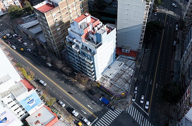 Vista aérea de calle y edificios
