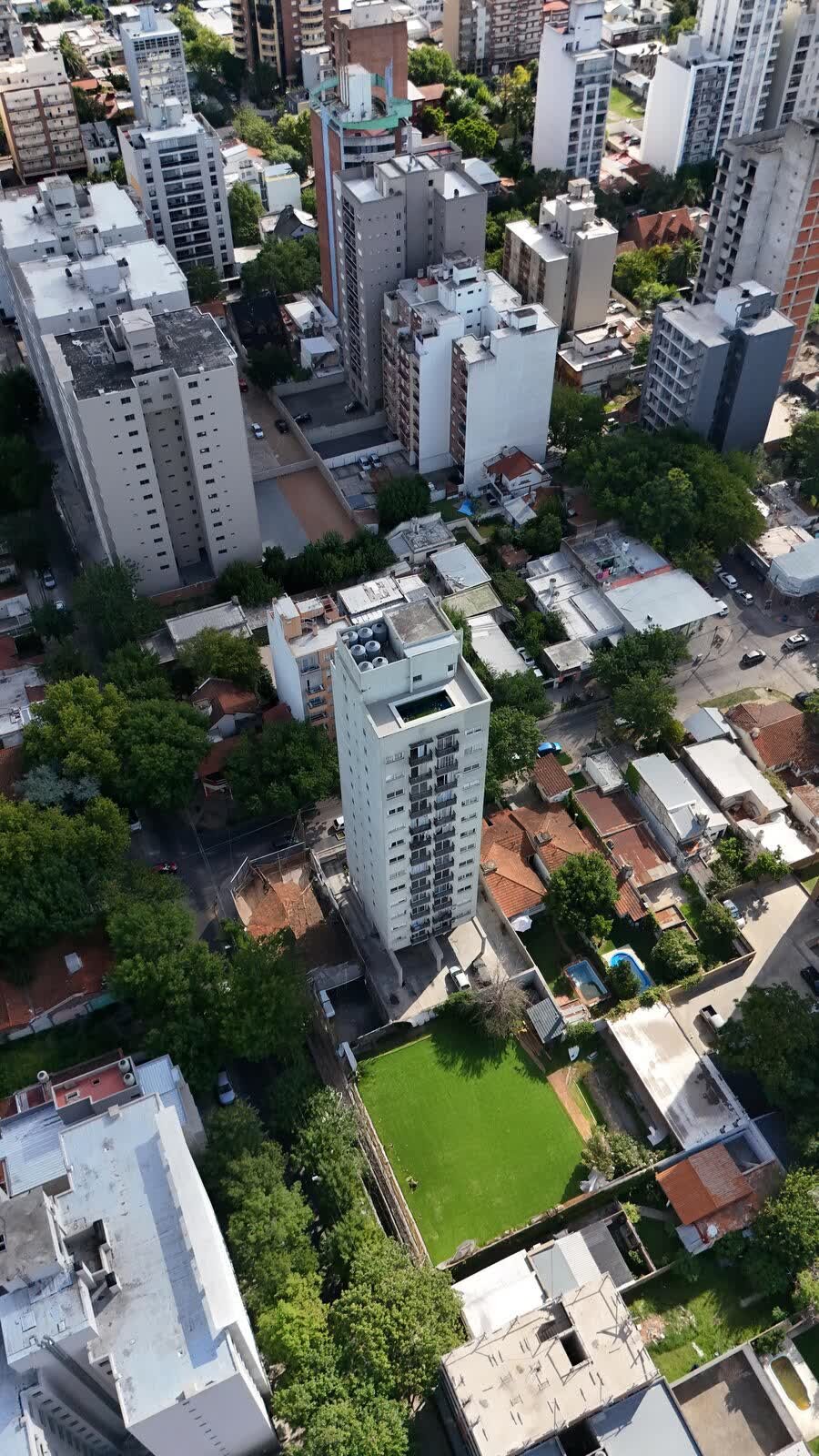 Vista aérea de edificio angosto