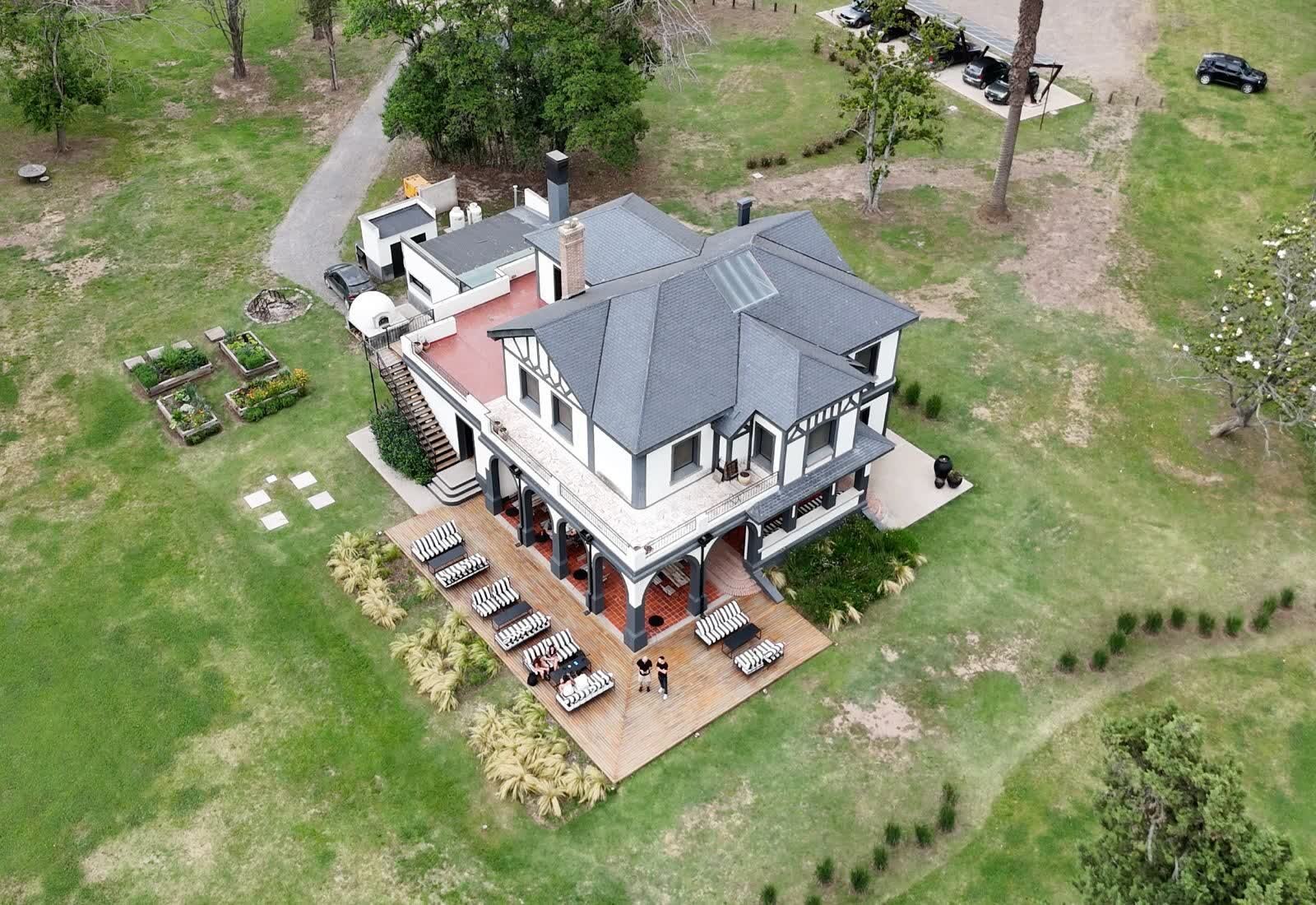 Vista aérea de casa con jardín