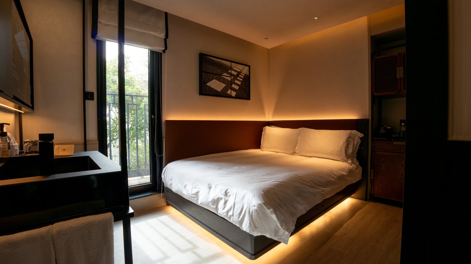 Habitación de hotel con luz de cornisa