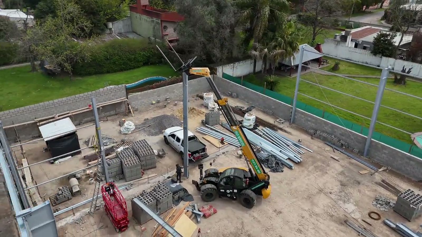 La obra desde el aire, con la estructura en montaje