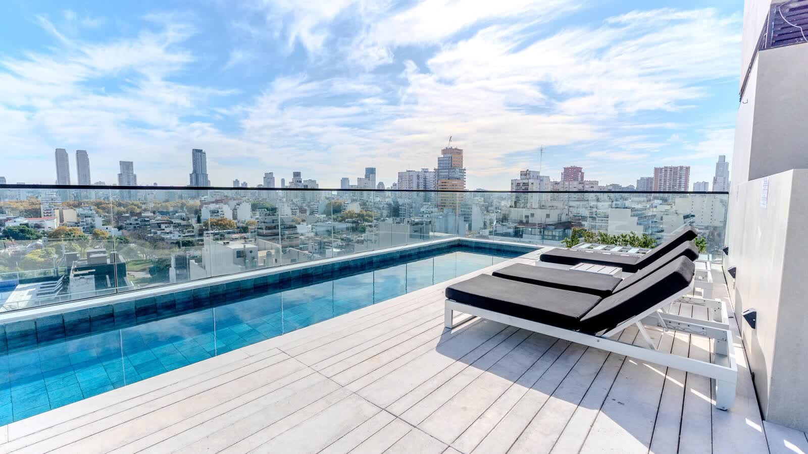Rooftop con pileta y vista al skyline de Buenos Aires