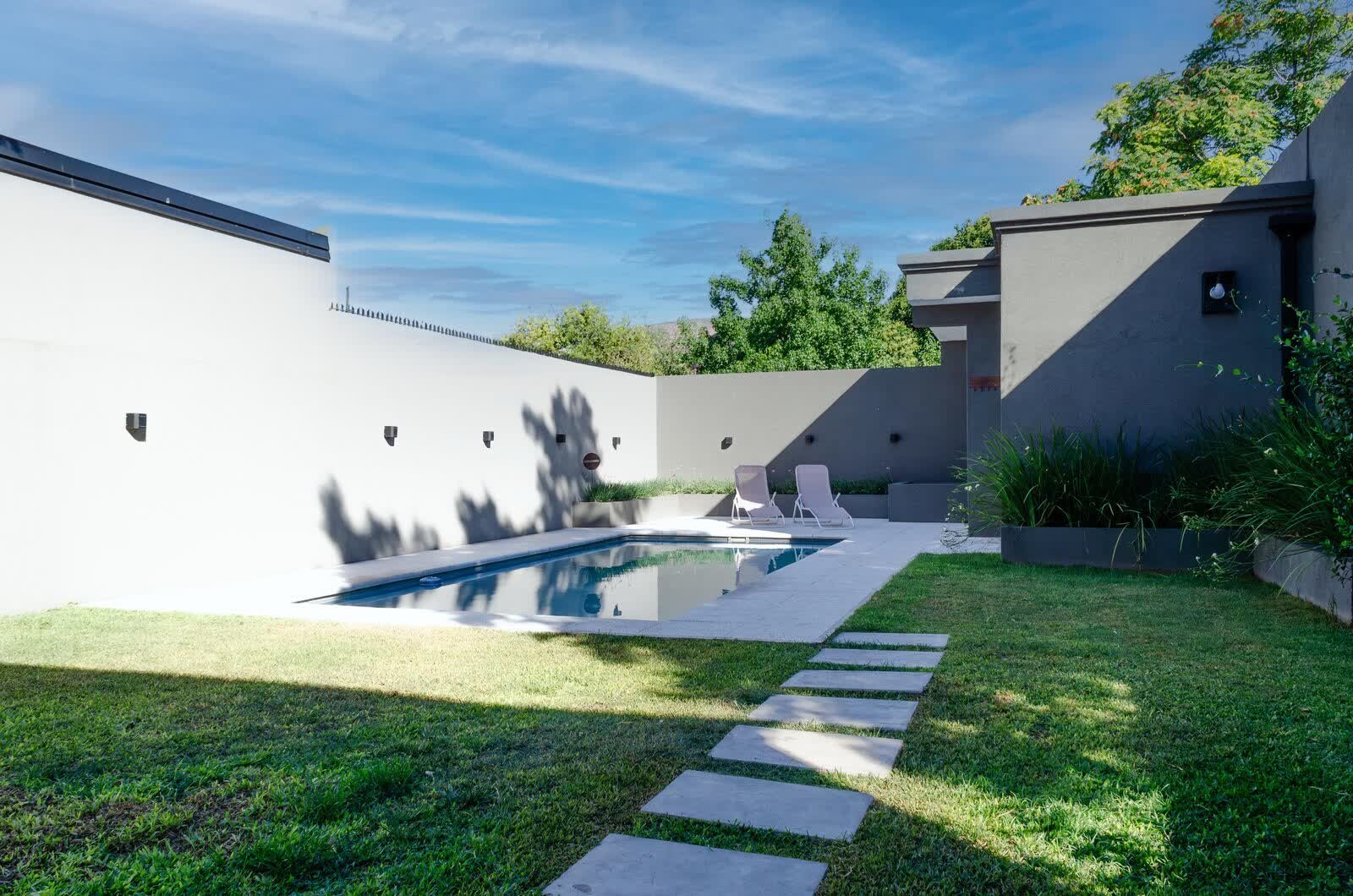 Patio con pileta y jardín