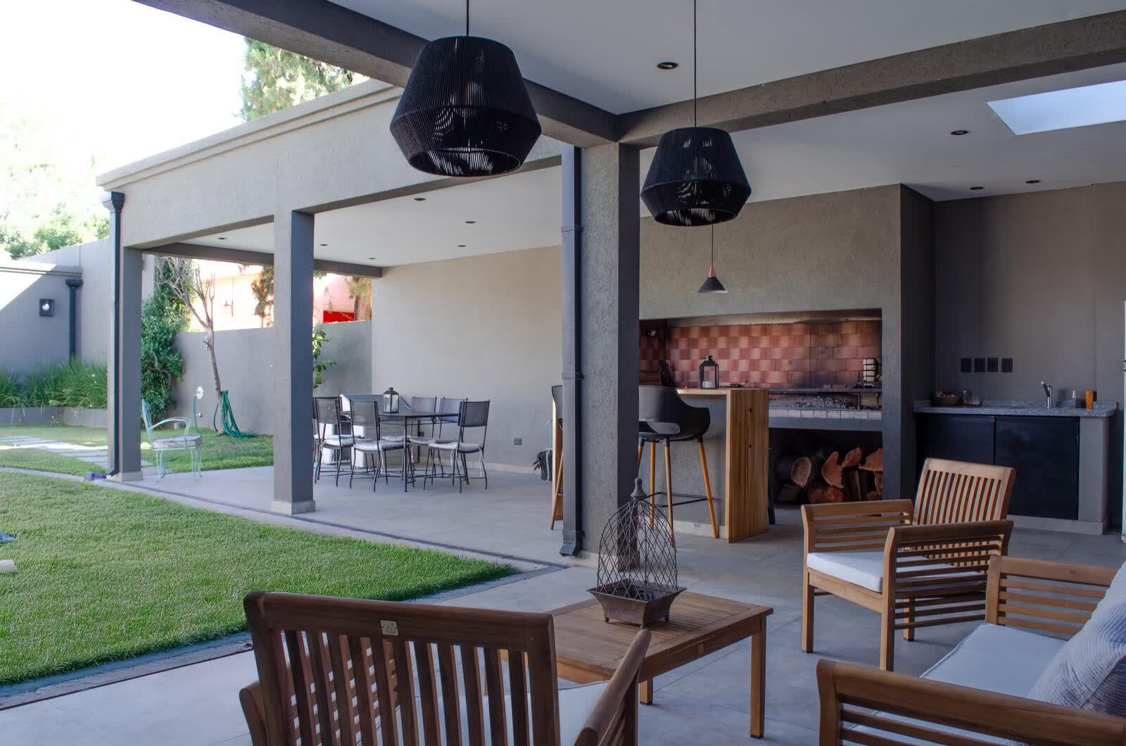 Exterior con pérgola y living al aire libre