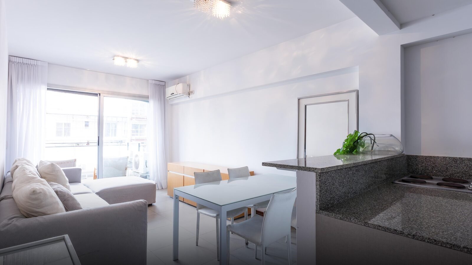 Living con cocina integrada y barra