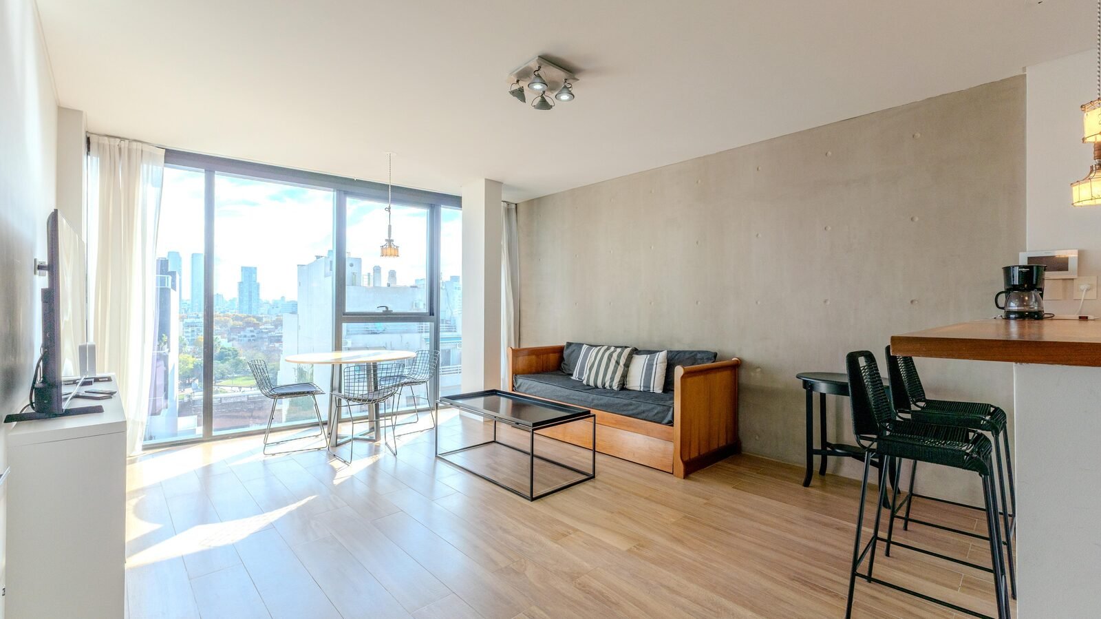 Living con barra y vista a la ciudad