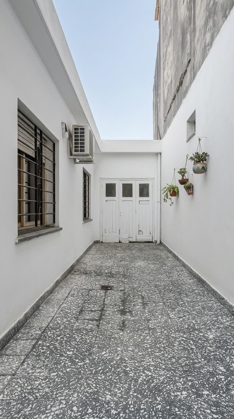 Patio vacío antes del home staging virtual
