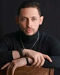 man, attractive, model, fashion, style, portrait, photoshoot, modeling, influencer, mirada, headshot, monocromático, rostro, joven, adulto, persona, encantador, profesional, foto, hombre de negocios, negro, oscuro, fondo negro, estudio fotográfico, instagram